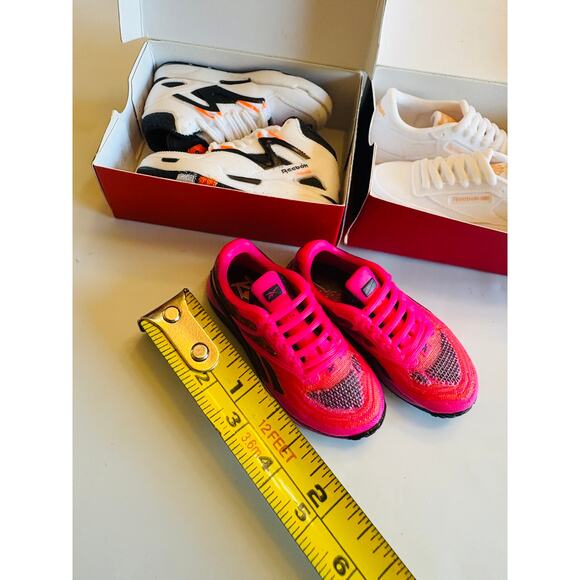 Set of 3 MINI replica Reebok sneakers part of the "Mini Brands" collection - Picture 2 of 6